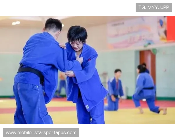 柔道队进行对抗训练，技法执行更扎实