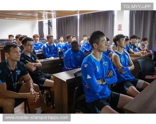 球队革新：某队采用新教练后攻防数据显著改善，新组建的这支足球队训练抓得紧